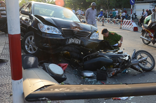 Ô tô của Sở Tài chính Tiền Giang cán xe máy làm người điều khiển bị thương  