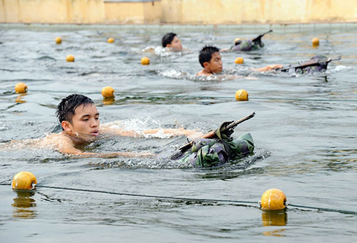Học viên Tiểu đoàn 2 luyện tập bơi ứng dụng (Theo QĐND)