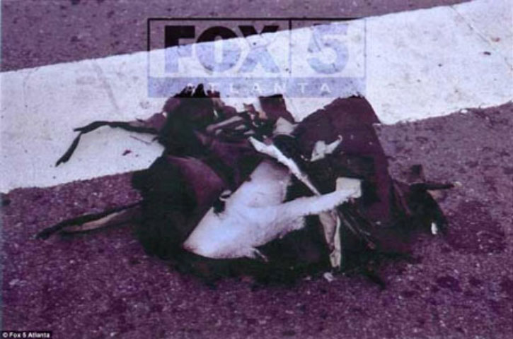 Một bức ảnh khác chụp hiện trường vụ tấn công khủng bố khiến cho thấy mảnh vải nylon màu đen, trùng khớp với nhiều thông tin cho rằng quả bom được đặt trong một chiếc ba lô màu đen.