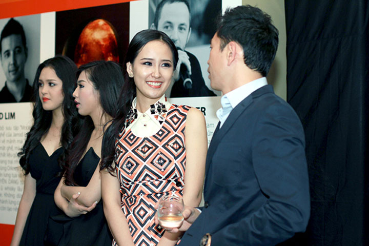  Trong buổi tiệc đêm diễn ra tại Hà Nội tối qua 17/4, Doanh nhân Benny Ng xuất hiện bên 2 người đẹp Mai Phương Thúy và Tú Anh.