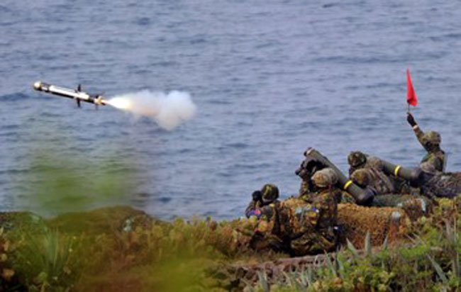 Lãnh đạo Đài Loan, ông Mã Anh Cửu, người góp phần hạ nhiệt mối quan hệ giữa hai bờ eo biển Đài Loan, cho biết cuộc tập trận bắn đạn thật kể trên là sự nhắc nhở trước những nguy cơ vẫn còn thường trực. (Trong ảnh, binh sĩ Đài Loan sử dụng rocket FCM-148 do Mỹ sản xuất