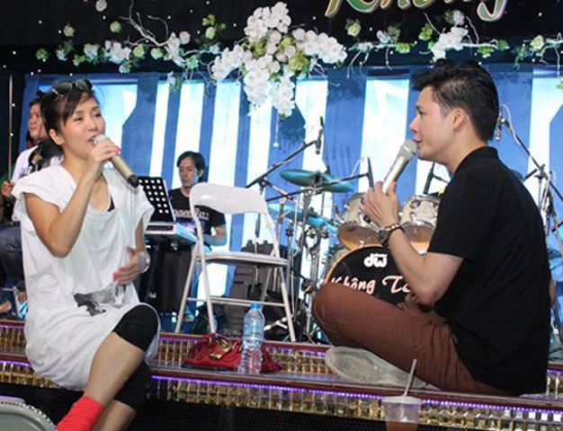 Quang Dũng tập hăng say đến quên cả ăn khiến người trợ lý của anh phải nhắc nhở. 