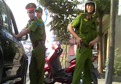  Trần Hữu Nam (người đứng ở đầu xe) trong màu áo của lực lượng cảnh sát 113 (Ảnh Pháp luật TP. HCM)
