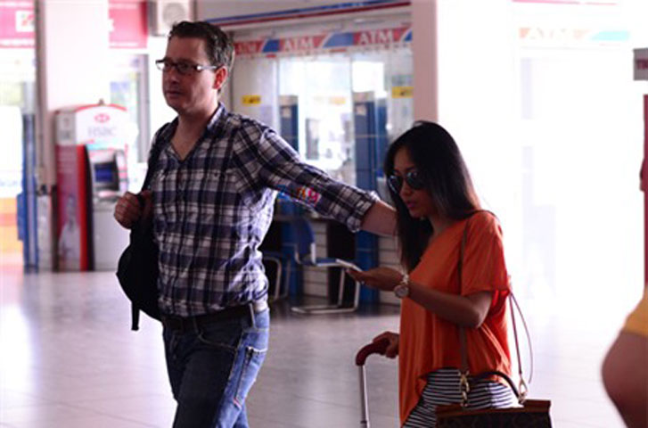Hai vợ chồng Đoan Trang bị bắt gặp cùng nhau ra sân bay Tân Sơn Nhất để đi du lịch Phú Quốc, tránh cái nắng oi ả của TP.HCM.