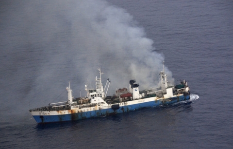  Tàu công xưởng của Trung Quốc bốc cháy.