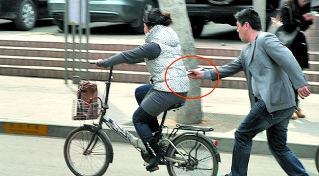 Mới đây, ở Trung Quốc, những hình ảnh ghi lại một chiêu móc túi rất độc và sáng tạo đó là dùng đũa 