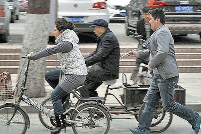 Các nhóm đạo chích này thường mặc áo đen, đứng thành nhóm nhỏ trên đường. Hễ thấy ai mất cảnh giác là áp sát ngay và dùng đũa ngang nhiên gắp 