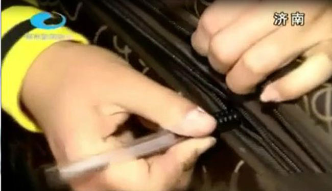 Thậm chí, tại quốc gia này bọn đạo trích chỉ với một chiếc bút bi thông thường, những vali, túi xách hành lý của người dân, dù hàng tốt đến đâu cũng bị rạch một cách dễ dàng, sau khi lấy đồ lại được khóa trở lại như cũ mà nạn nhân không hề hay biết mình vừa bị móc túi, khóa vẫn còn nguyên nhưng tiền bạc, đồ dùng không cánh mà bay.