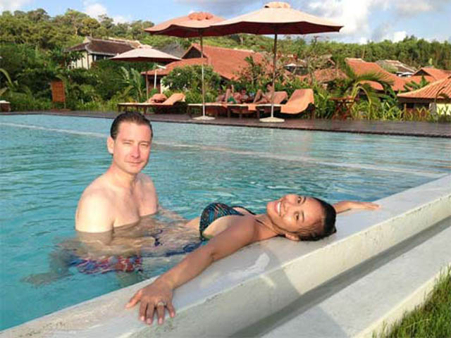 Hình ảnh vợ chồng Đoan Trang âu yếm nhau trong bể bơi khi cả hai cùng đi du lịch ở Phú Quốc khi được chia sẻ trên facebook đã khiến người   công chúng vô cùng ngưỡng mộ.