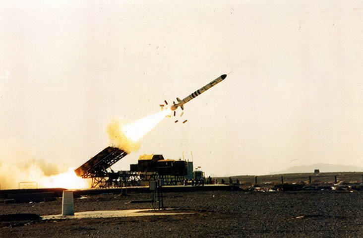 Tên lửa hành trình CJ-10 cũng có thể mang được một đầu đạn hạt nhân. Trong trường hợp được phóng từ máy bay ném bom chiến lược H-6K của Trung Quốc, loại tên lửa này được cho là có khả năng tấn công tới cả căn cứ quân sự Mỹ trên đảo Guam.