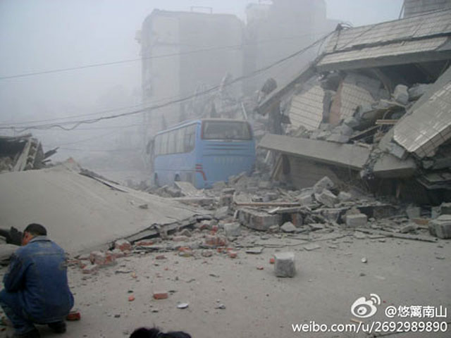 Hình ảnh tan hoang ở quận Lô Sơn, TP. Nhã An, tỉnh Tứ Xuyên sau trận động đất. Nhà cửa bị đổ sập gần như hoàn toàn.