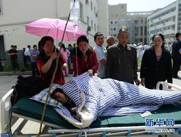 Một người bị thương đang được đưa tới bệnh viện. Được biết, Thủ tướng Trung Quốc Lý Khắc Cường đã đến Tứ Xuyên bằng chuyên cơ để trực tiếp chỉ đạo khắc phục hậu quả trận động đất.