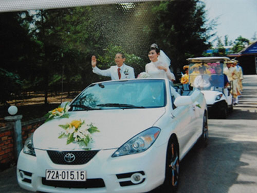 Đám cưới với xe siêu sang rình rang qua nhiều con đường ở Vũng Tàu.
