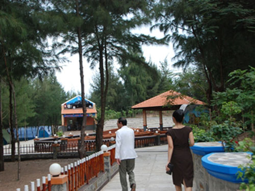 Vợ chồng đại gia Lê Ân trong lãnh địa Làng Du Lịch Chí Linh, một cơ sở nghỉ dưỡng nổi tiếng ở Vũng Tàu.