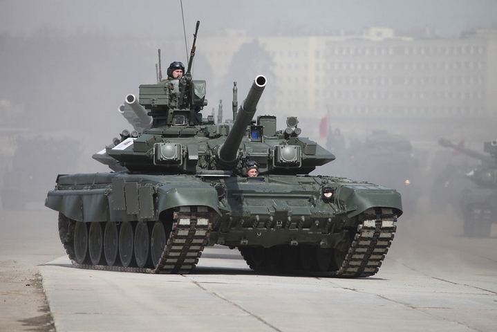 Xe tăng chiến đấu hiện đại nhất T-90S lăn bánh trên đường quốc lộ.