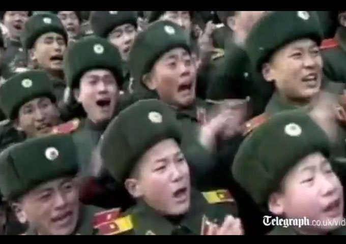Khi Đại tướng Kim Jong-un xuất hiện, các học viên nhỏ tuổi vỗ tay reo hò, nhiều em thậm chí đã khóc.