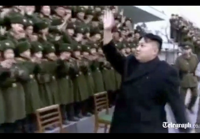 Đại tướng Kim Jong-un trong sự chào mừng của các học viên nhí tại trường Thiếu sinh quân Mangyongdae.