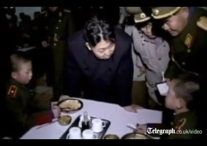 Nhà lãnh đạo Kim Jong-un khi tới thăm trường còn thăm bữa ăn của các học viên nhỏ tuổi, và ông tỏ ra hài lòng với điều kiện giáo dục nơi đây.