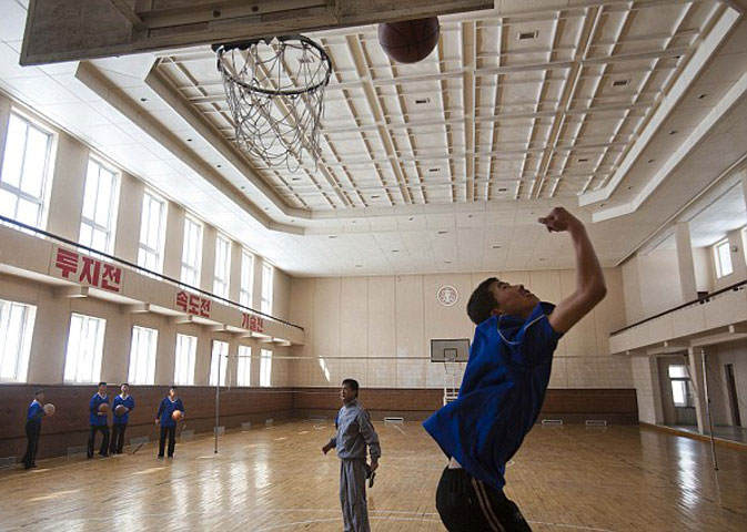 Ngoài ra, học sinh Triều Tiên cũng được tiếp cận với các môn nghệ thuật, khoa học, thể thao, máy tính và hướng nghiệp trong các giờ học ngoại khóa. Một phòng tập bóng rổ tiêu chuẩn giống như ở các trường học tại phương Tây.