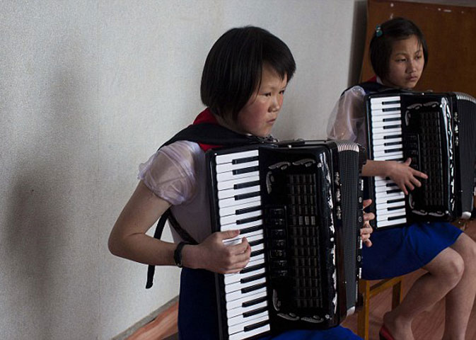 Các học sinh nữ Triều Tiên luyện tập chơi đàn accordions trong giờ học nhạc ngoại khóa.