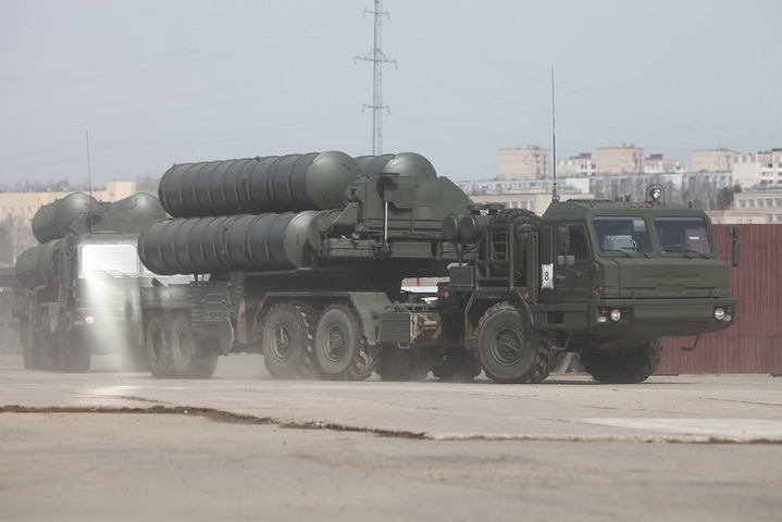 Các xe mang bệ phóng của hệ thống tên lửa phòng không tối tân S-400 Triumf.