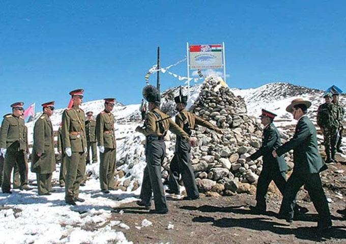 Theo nguôn tin từ chính phủ Ấn Độ, đêm 15/4, khoảng 50 binh lính Trung Quốc đã tiến sâu 10km và lập một trại quân trong một khu vực hẻo lánh trong dãy Himalaya mà Ấn Độ tuyên bố chủ quyền. Quân của Lực lượng Cảnh sát Biên giới Ấn Độ - Tây Tạng cũng đã lập một trại đối diện, cách trại lính của Trung Quốc 300m. Ảnh binh sĩ Ấn Độ và Trung Quốc gặp nhau trong một lần tuần tra tại khu vực biên giới.