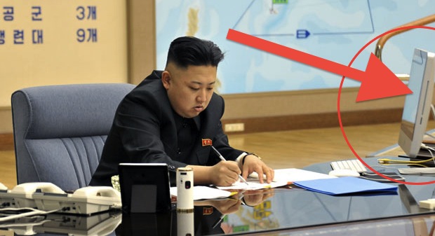 Ông Kim Jong Un và chiếc máy tính iMac (bên trong vòng tròn màu đỏ)
