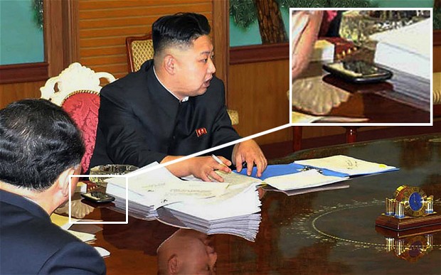 Ông Kim Jong Un và chiếc điện thoại HTC trên bàn họp