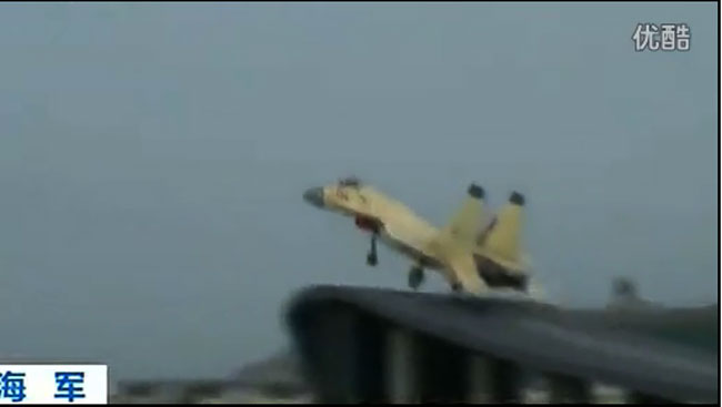 J-15 cất cánh thành công từ tàu sân bay... mặt đất
