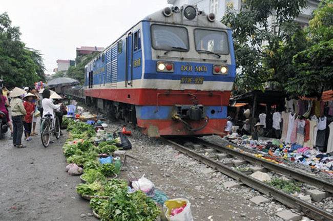 Không chịu kém thủ đô Thái Lan, ở Hà Nội mà cụ thể là địa bàn huyện Từ Liêm thì rất nhiều người cũng từng sửng sốt trước cảnh buôn bán tấp nập trên đường tàu.