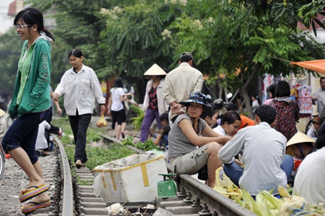 Và khi có đoàn tàu chở hàng đi qua (tốc độ chừng 60 km/h), những người buôn bán lại chạy dạt sang hai bên. Theo anh Nguyễn Đức Tiến, công nhân gác chắn tại chốt Cổ Nhuế (gần khu vực chợ hoạt động), nơi đây từng xảy ra nhiều vụ tai nạn chết người do tàu hỏa đâm. Các trường hợp bị tai nạn hầu hết là khách mua hàng vì thiếu 