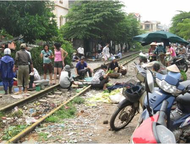 Độ gan dạ không sợ nguy hiểm khi họp chợ trên đường sắt giữa Hà Nội và Bangkok xem ra khó để xem người dân thủ đô nào liều lĩnh hơn. (Tổng hợp từ The Sun, VNE)
