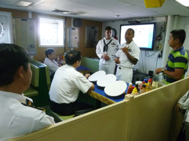 Các chuyên gia trên tàu cứu hộ USNS Salvor truyền đạt kinh nghiệm trong lĩnh vực tuyển chọn, đào tạo thợ lặn cho các bác sĩ quân y Hải quân Việt Nam