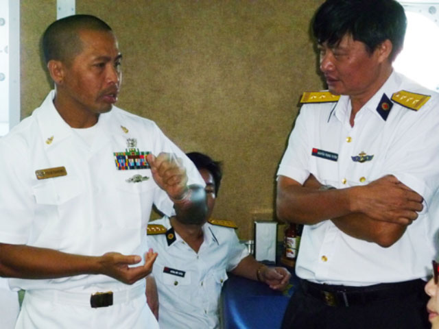 Sĩ quan người Mỹ gốc Lào Phanthavong, kíp trưởng kíp thợ lặn gồm 5 người trên tàu cứu hộ USNS Salvor cho hay: 