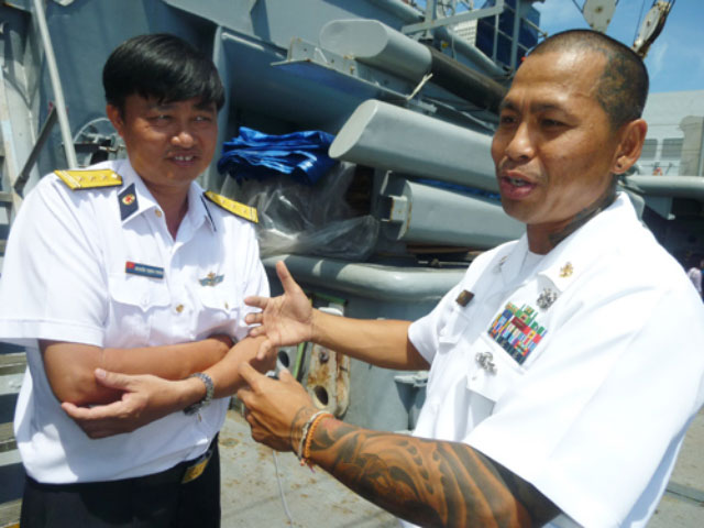 Sĩ quan Phanthavong trao đổi với Thượng tá Nguyễn Trọng Tuyền sau khi buổi trình diễn kết thúc