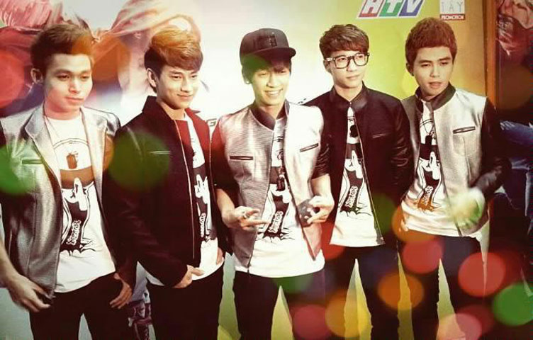  5 chàng trai của nhóm 365 đã trở thành nhóm nhạc Việt đầu tiên được giới thiệu chính thức trên kênh truyền hình âm nhạc PopAsia TV của đài truyền hình nổi tiếng SBS Australia. 