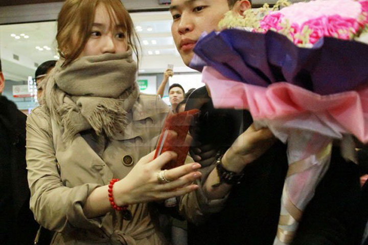 Diễn viên nổi tiếng Hàn Quốc, Yoon Eun Hye đã hạ cánh xuống sân bay Nội Bài vào lúc 22h10 tối ngày 23/4. 