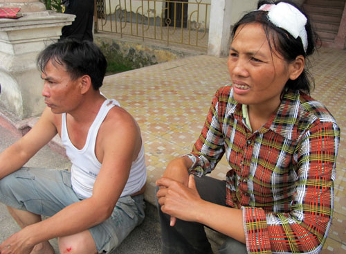 Một người dân bị các đối tượng lạ mặt ném gạch bị thương ở đầu.