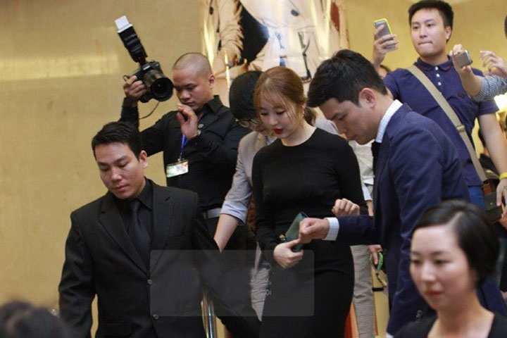 Xuất hiện trong buổi khai trương cửa hàng thời trang tại Hà Nội vào tối 25/4, Yoon Eun Hye đã ngay lập tức trở thành tiêu điểm chú ý của giới truyền thông và khán giả hâm mộ. 