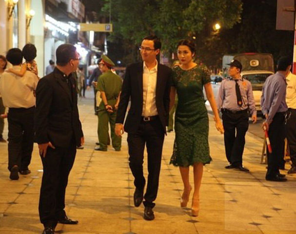 Vợ chồng Louis Nguyễn - Tăng Thanh Hà nắm tay đầy tình cảm đến buổi lễ khai trương.