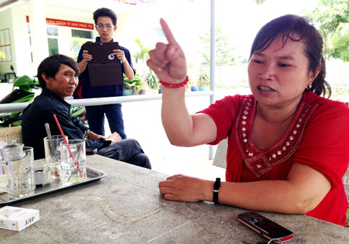 Bà Lê Thị Tuyết trò chuyện với phóng viên trươc khi bị bắt tạm giam.
