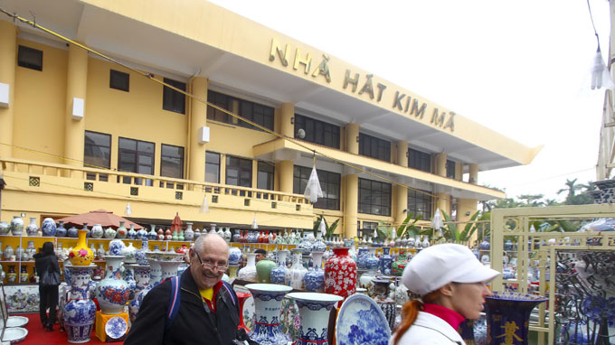 Một phần diện tích nhà hát chèo Kim Mã đang cho thuê để bán đồ gốm sứ. Không ít người cho rằng việc sử dụng cơ sở vật chất hiện có của lĩnh vực nghệ thuật là lãng phí - Ảnh: Nguyễn Khánh