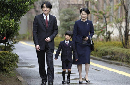 Hoàng tử bé Hisahito cùng bố mẹ trong lễ tốt nghiệp mầm non