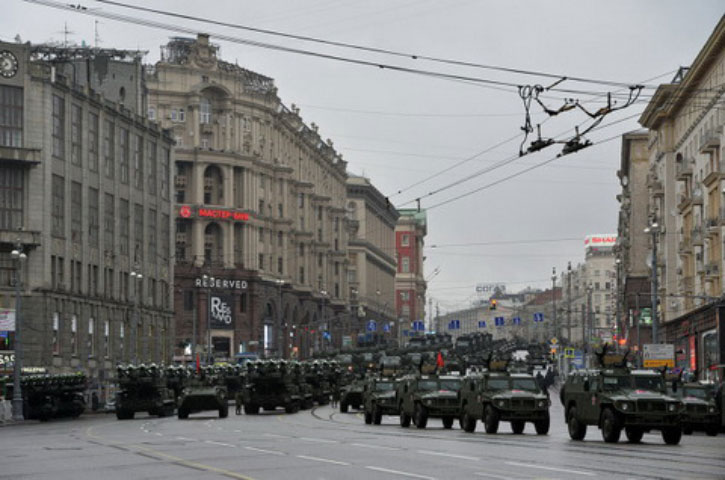 Một số con đường ở thủ đô Moscow đã phải đóng cửa cho buổi diễn tập lễ diễu binh của Lực lượng Vũ trang Nga. Điều này đã gây ra tình trạng tắc nghẽn giao thông trầm trọng.