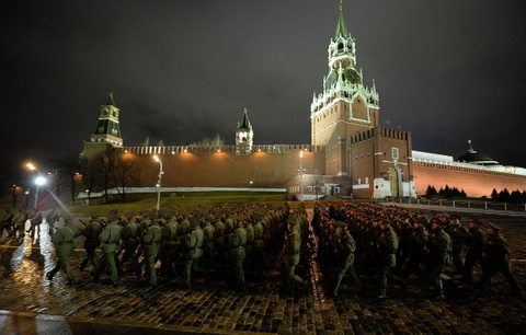  Lực lượng binh sĩ Nga tham gia cuộc diễn tập diễu binh.
