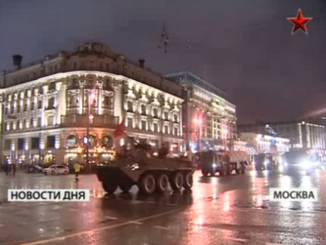 Các khối đội hình và các loại vũ khí bộ binh của Nga cũng đã được huy động tham gia vào buổi diễu duyệt thử.