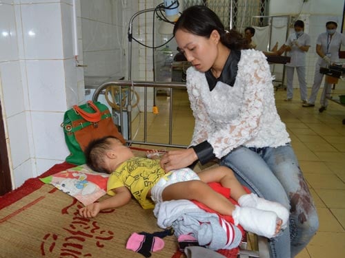 Cháu Nguyễn Huy Dũng bị dập nát 2 bàn chân nhưng nhờ được bà ôm chặt nên đầu không bị chấn thương