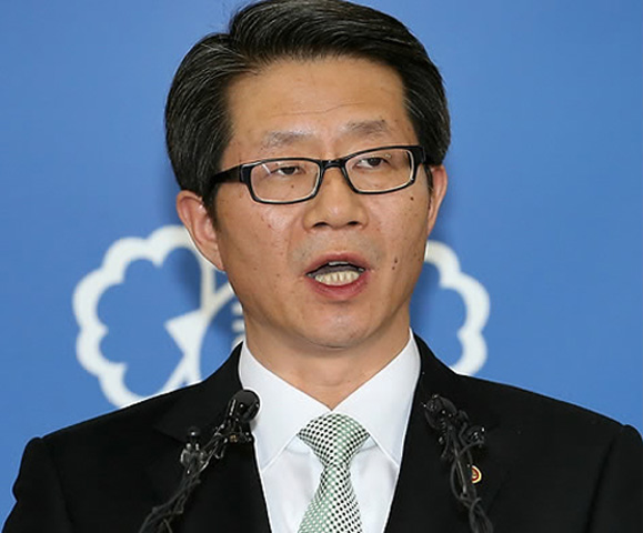 Hàn Quốc hôm 26/4 đã công bố quyết định rút tất cả các nhân viên của mình ra khỏi khu công nghiệp liên Triều Kaesong sau khi Bình Nhưỡng từ chối đối thoại để giải quyết các tranh chấp về biểu tượng cuối cùng của sự tái thiết lập quan hệ song phương. Quyết định trên của phía Hàn Quốc, do Bộ trưởng Bộ Thống nhất Ryoo Kihl-jae tuyên bố trên đài truyền hình quốc gia, đã đưa ra câu trả lời cho số phận của Kaesong sau gần một tháng ở tình trạng lấp lửng do phía Triều Tiên rút toàn bộ 53.000 công nhân và đóng cửa biên giới tới đây với phía Hàn Quốc.