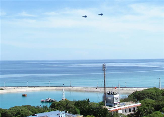  Hai chiếc SU30 đã bay lượn nhiều vòng quanh đảo Song Tử Tây .