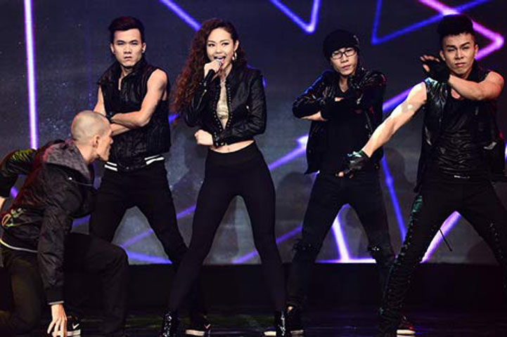 Màn trình diễn nóng bỏng với ca khúc Show me của Minh Hằng khuấy động sân khấu. Với sự hỗ trợ của vũ đoàn, nữ ca sĩ khoe vũ đạo đẹp mắt.